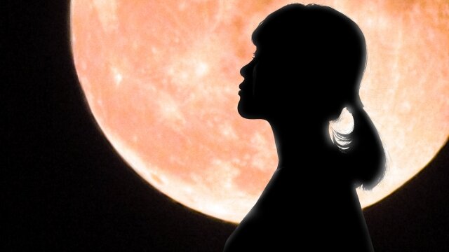 スーパーブラッドムーン 紅い月と女性　イメージ