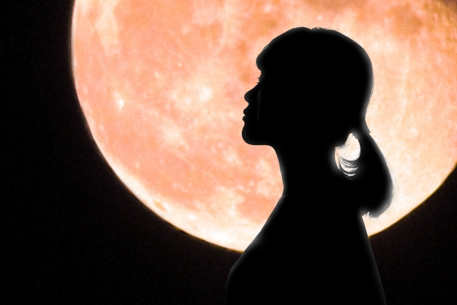 スーパーブラッドムーン 紅い月と女性　イメージ